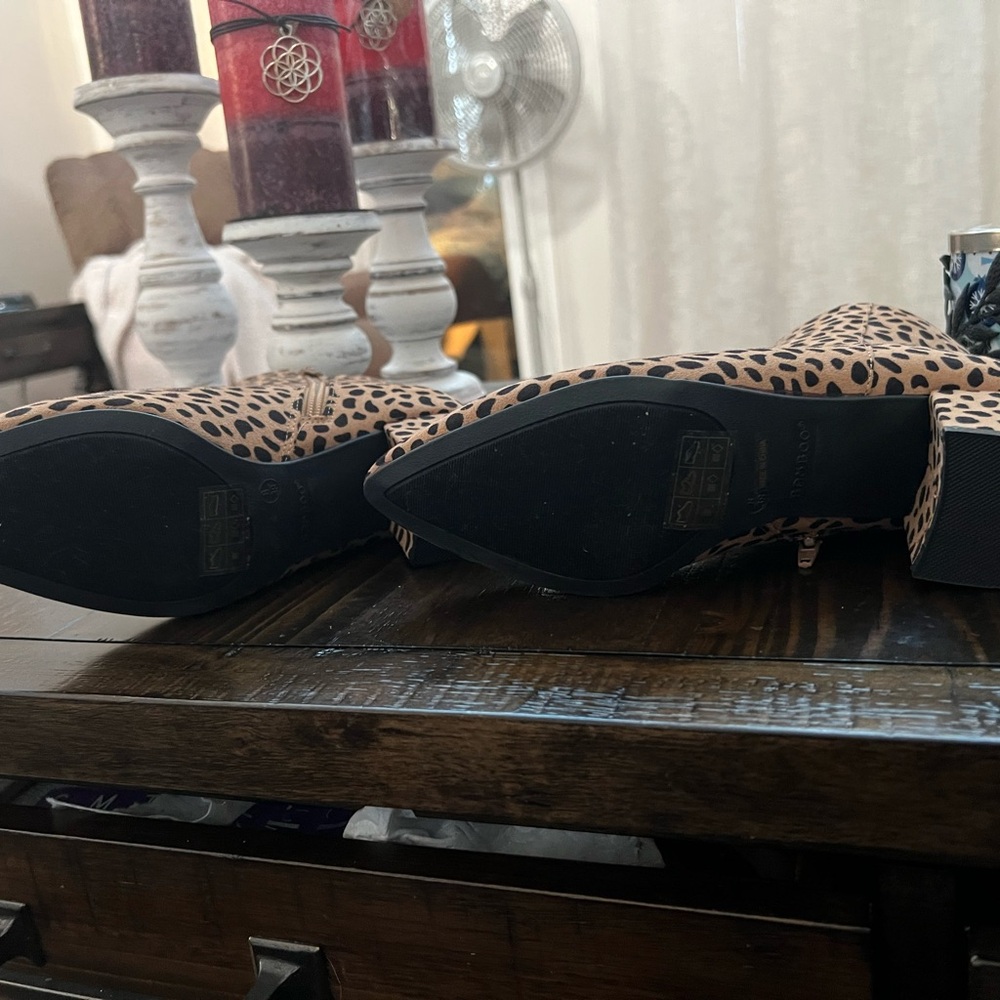 NEW BAMBOO Tan and Black Ankle Boots with Animal Print and Pointed Toe - Picture 3 of 3